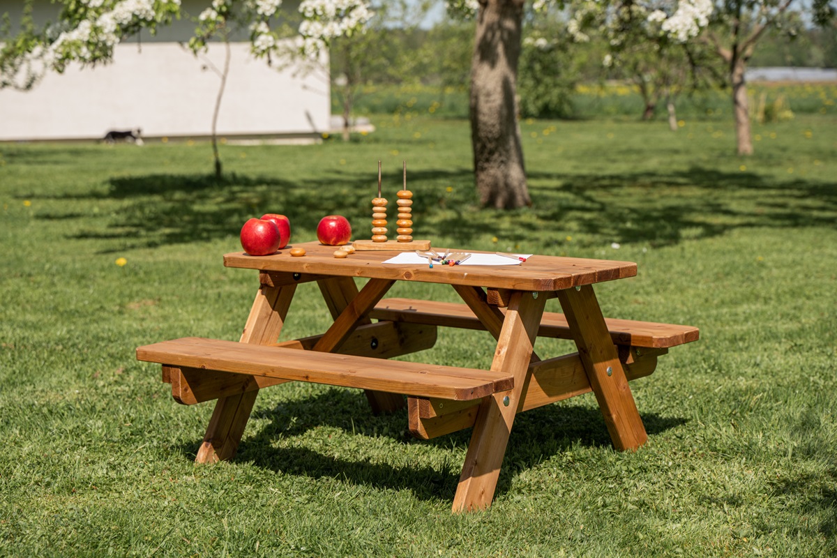 Kindersitzgruppe bestehend aus 1 Kindertisch mit 2 Kinderbänken, braun imprägniert NA047_B Kindersitzgruppe bestehend aus 1 Kindertisch mit 2 Kinderbänken, braun imprägniert NA047_B