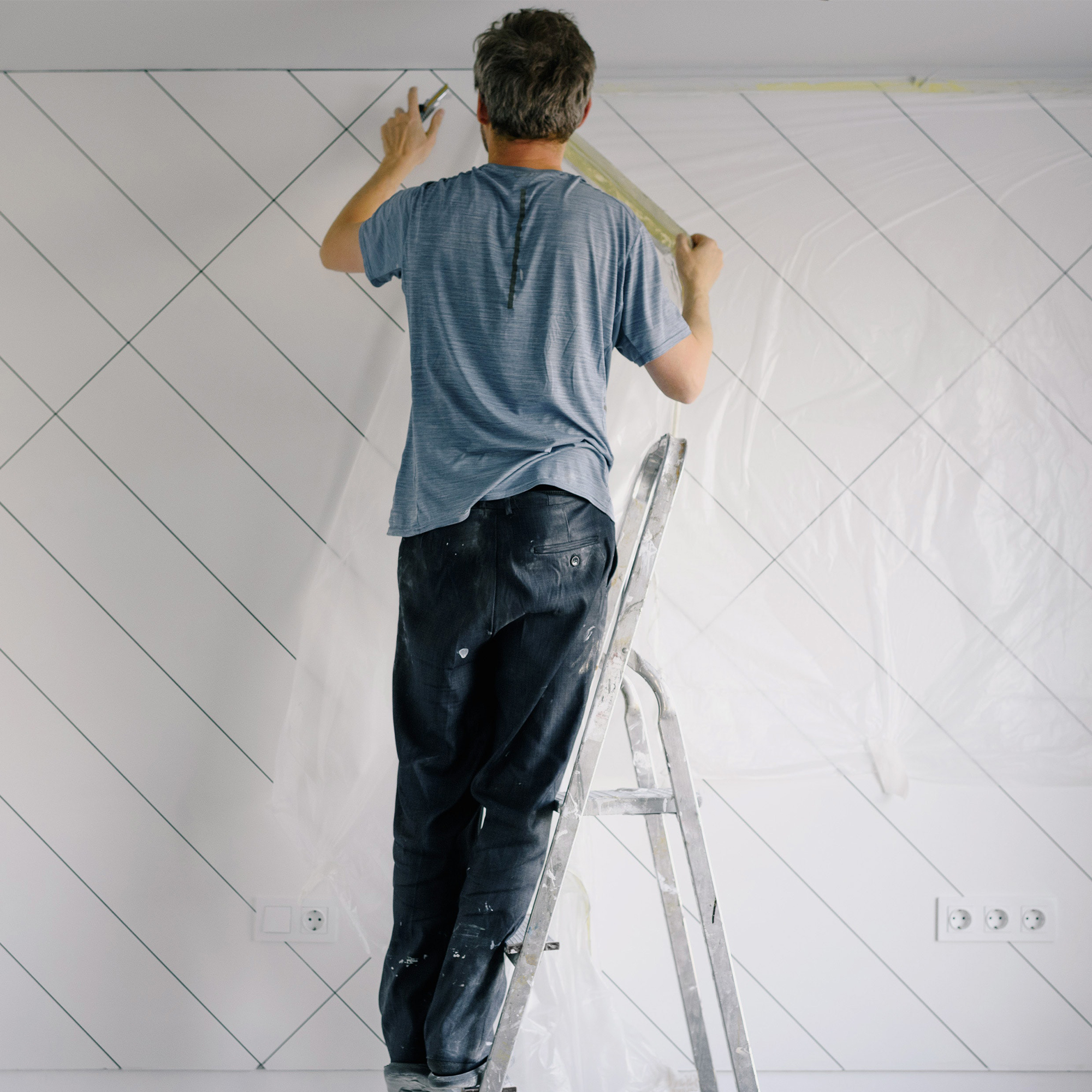 Trittleiter mit 4 Stufen, Treppenleiter aus Aluminium, Stehleiter bis 150kg belastbar NA182 Trittleiter mit 4 Stufen, Treppenleiter aus Aluminium, Stehleiter bis 150kg belastbar NA182